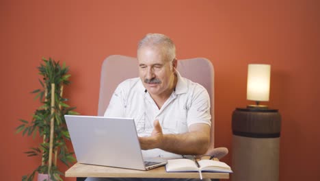 Anciano-Haciendo-Videollamada-En-Una-Computadora-Portátil.